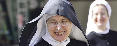 Wegen mehreren gewährten Kirchenasylsfällen soll die deutsche Benediktinerin Mechthild Thürmer vor Gericht. 