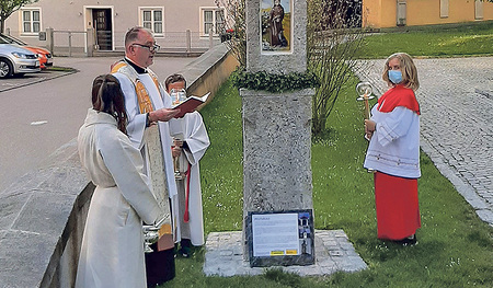 Pfarrer Wolfgang Schnölzer weihte die Pestsäule ein. 
