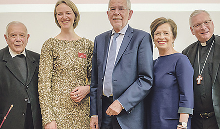 Herzlicher Empfang: Bischof Aichern, KSÖ-Direktorin Holztrattner, Bundespräsident Van der Bellen, seine Gattin Doris Schmidauer und Bischof Freistetter.  