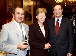 V. li.: Mathias M?hlberger (Caritas Dir. O?), Angela Orthner (o?. Landtagspr?s.), Christoph Leitl. Caritas-PK, Afghan.-Projekt .   Wien, 17.1.2003     ? Franz Josef Rupprecht; A-7123 M?nchhof; Bank: Raiffeisenbank M?nchhof (BLZ 33054), Kto.-Nr.: 17