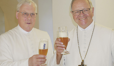 Abt Martin Felhofer (rechts) stößt mit dem für die Wirtschaft verantwortlichen Kämmerer H. Markus Rubasch auf die Erneuerungsarbeiten im Stift Schlägl zum 800-Jahr-Jubiläum an.