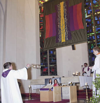 In der Pfarre Kirchdorf ist das neue Fastentuch, entworfen durch der Koreanische Künstlerin Viktoria Hummelbrunner und zusammen genäht durch Christa Strutzenberger, feierlich gesegnet durch Administrator des Stift Schlierbach P. Martin.