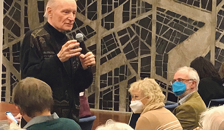 An die 270 Personen folgten im Saal und über Livestream dem Vortrag von Eugen Drewermann (im Bild) im Bildungshaus Schloss Puchberg, weitere 170 einen Tag später im Franziskushaus in Ried/Ikr. 