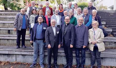 Diakone aus Oberösterreich und ihre Frauen mit Weihbischof Anton Leichtfried (2. v. li.) und Bischof Hermann Glettler  