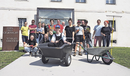 Zwei Wochen lang helfen die Freiwilligen bei Arbeiten in und um Schloss Hartheim.  