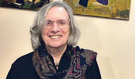 Die Ehefrau des Künstlers Regina Thalmann-Riedener vor dem Kreuzweg in der Kirche in Gattendorf.   