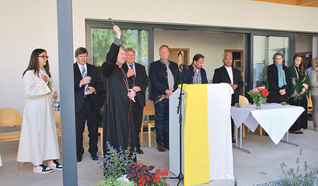 Bischof Manfred Scheuer segnete das neue Pfarrheim.   