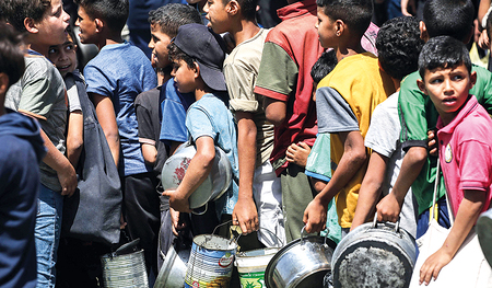 Jugendliche am 24. Mai vor einer Essensausgabe im mittleren Gazastreifen. Nach einer 11-wöchigen Blockade kommen erste Lieferungen.  
