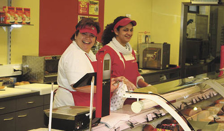 MitarbeiterInnen im Caritas-SPAR-Markt in St. Florian. Feinkost, Wurst