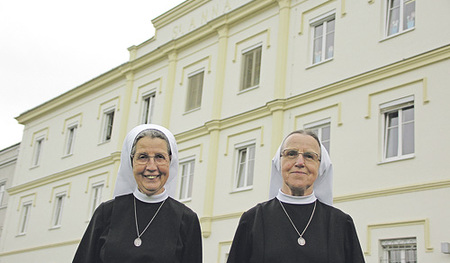 „Als ich vor 45 Jahren nach Steyr kam, war ich die 27. Ordensschwester vor Ort“, berichtet Schwester Sophia Mathae (links). Sie nahm jetzt mit Schwester Herlinde Ganser (rechts) Abschied von der Eisenstadt.