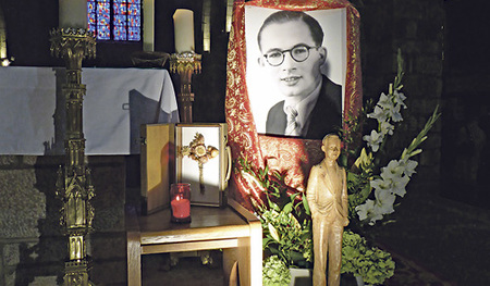 Ein Foto und eine Skulptur von Marcel Callo (1920–1945) im Dom seiner Heimatstadt Rennes. Für Bischof Maximilian Aichern ist Marcel Callo ein Vorbild für ein geglücktes Leben und für ein Sterben im Glauben an den Leben schenkenden Gott. 