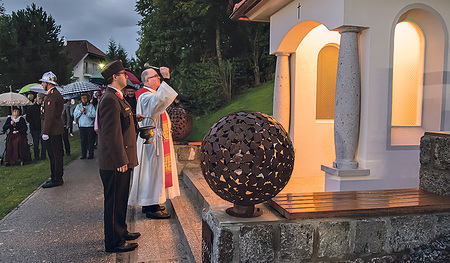 Pfarrprovisor von Haag am Hausruck, Johannes Blaschek, bei der Segnung der neu errichteten Florianikapelle.   