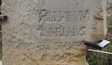 Jedes Mal, wenn Christ/innen das Inschriftenfund am Mittelmeer: „PILATUS“ steht in der zweiten Zeile rechts.  