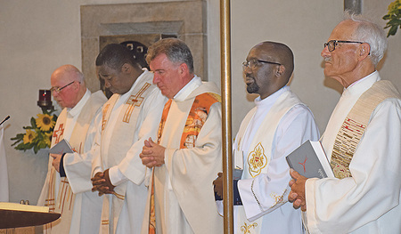 Der Jubilar, Dechant Konrad Hörmans-eder (Mitte)im Kreis von Mitbrüdern  