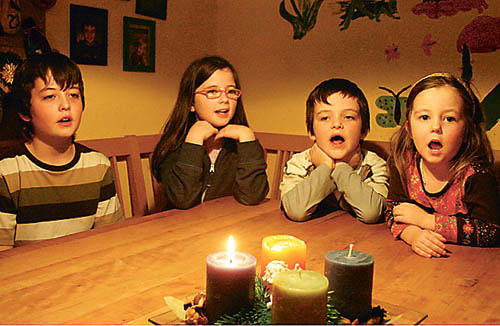 Adventkranz, Adventfeier, Advent, Wolfram, Martha, Florens, Angelika Matscheko-Heindler, singen, Kerze, Familie