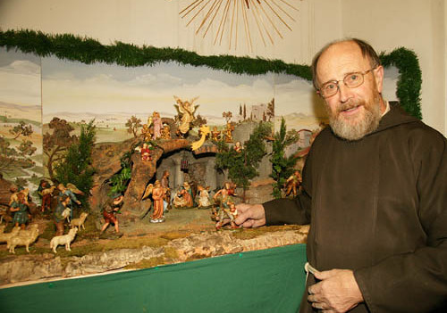 Kunstvolle sch?ne Weihnachtskrippen baut Br Dismas seit Jahren im Franziskaner Kloster in Ried in den verschiedenen Arten vorwiegend solche aus seiner Heimat Tirol.