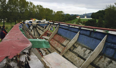 Innenansicht des Schiffes Ndeye Fatou, Skulptur Stranded, Mahnmal, Rodlgel?nde, Damm zwischen Rodlgel?nde und Rodlbr?ckeOttensheim, eine Initiative der IG Welt und der ARGE Granit Ottensheim, die das auf den Kanaren gestrandete Schiff, das der Schwei