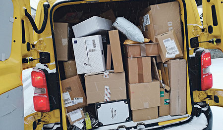 90 bis mehr als 100 Pakete pro Postzusteller/in sind mittlerweile keine Seltenheit mehr. Die Fahrer/innen starten frühmorgens und müssen mehrmals ausfahren, bis alle Pakete zugestellt sind.      