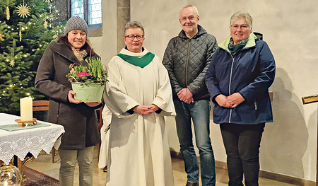 Andrea Pinsel mit Pastoralassistentin Christa Meuwissen, ­Pfarr­gemeinderat Reinhard Lindner und Seelsorgeteam-Mitglied ­Elfriede Haider (von links)  