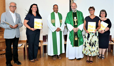 Pfarrer P. Ransom Pereira sfx und Bischofsvikar Willi Vieböck mit den Mitgliedern des Seelsorgeteams (von links): Wilhelm Spöck, Maria Fleck, Ruth Lengauer und Ruth Altrichter    
