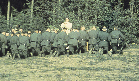 Feldgottesdienst eines Bataillons der 6. deutschen Armee im Sommer 1941. Ein Jahr später begann sie die Schlacht um Stalingrad, wo die ganze Armee zerschlagen wurde.  