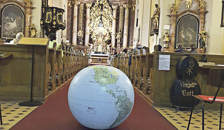 Ein Globus in der Basilika Pöstlingberg erinnert an die weltumspannende Kirche.   