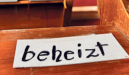 Mit welchem Energieträger geheizt wird, beschäftigt nicht nur Private, sondern auch kirchliche Institutionen. Auf dem Bild ist die Heizung der Kirchenbänke in Neukirchen am Walde zu sehen.