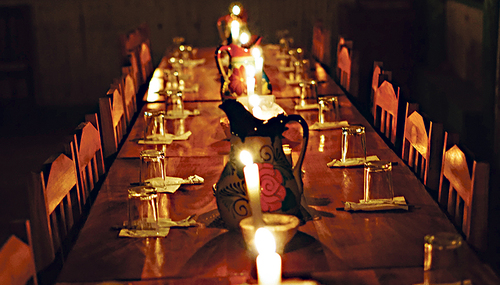 Himmel wird erst sein, wenn alle am gedeckten Tisch Platz genommen haben.   