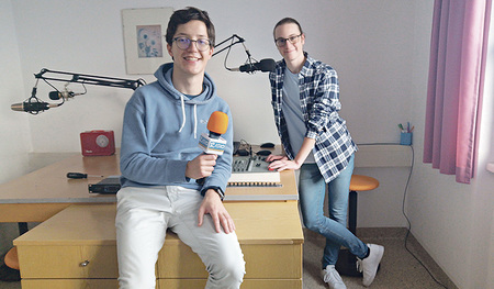 Moritz Reisenberger (l.) und Tobias Takacs sind mit ihrem „Radio Franziskusschulen“ on Air (radio-franziskusschulen.jimdofree.com).  